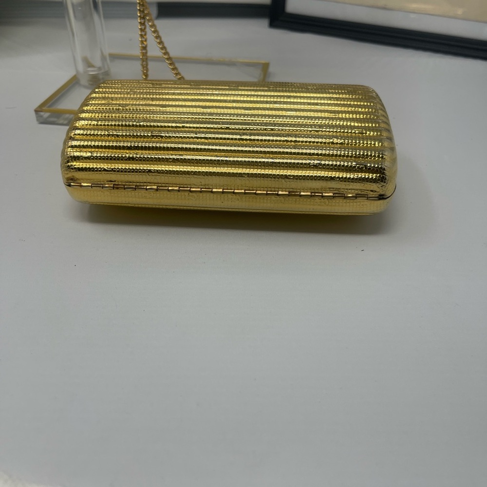 Gold Chain Clutch with 🎀 Accent - Picture 8 of 13